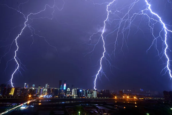 Vista Relâmpagos Três Vezes Simultaneamente Céu Noturno Sobre Cidade Nanchang — Fotografia de Stock