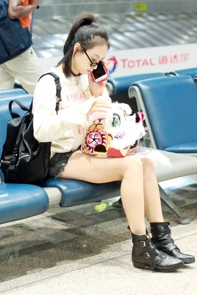 Chinese Singer Actress Victoria Song Song Qian Uses Her Smartphone — Stock Photo, Image