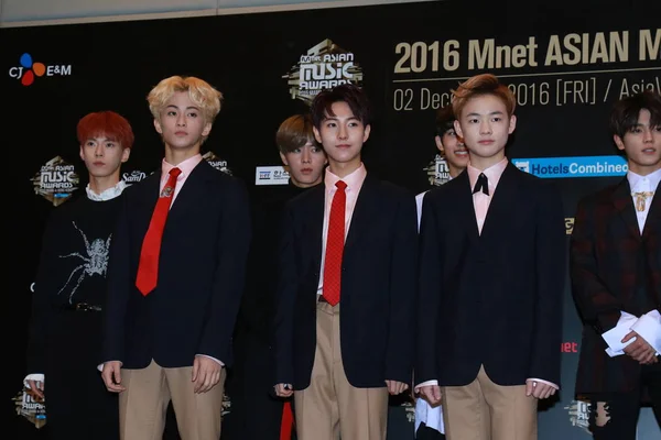 韓国の少年グループ高専のメンバー 2016 Mnet アジア音楽賞 中国での記者会見に出席 2016 — ストック写真