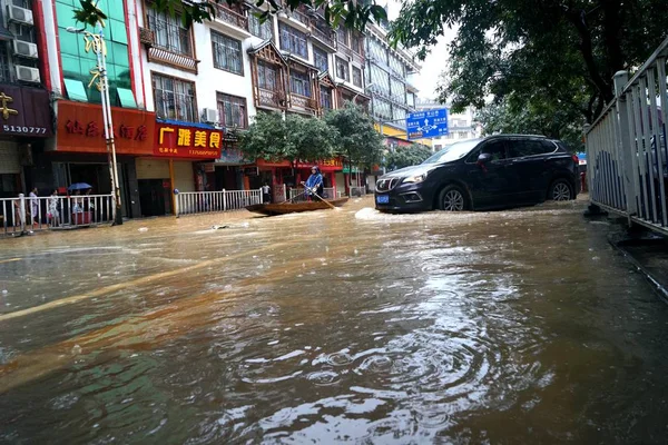 Residente Local Remó Bote Una Carretera Inundada Causada Por Fuertes — Foto de Stock