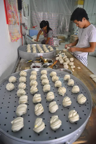 Giovane Coppia Cinese Wang Wei Zhang Yin Fanno Pasta Cuocere — Foto Stock
