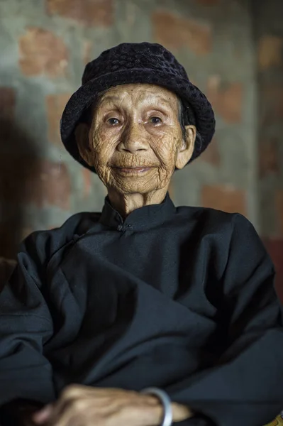 前中国 慰安妇 黄友良 一位在二战期间被迫进入日军前线妓院的中国妇女 在位于中国南部陵水黎族自治县英州镇义都村的家中被拍到 — 图库照片