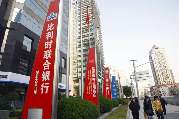 Pedestres Passam Por Placas Bancos Chineses Estrangeiros Outras Instituições Financeiras — Fotografia de Stock