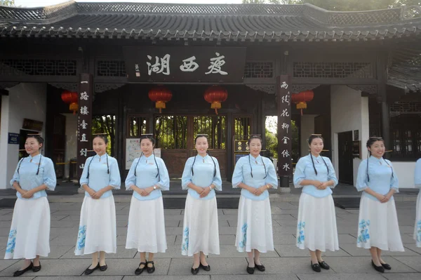 Las Guías Turísticas Chinas Slender West Lake Muerden Palillos Ponen — Foto de Stock