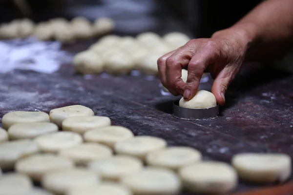 Proprietario Cinese Anni Cheng Guisheng Mette Pasta Con Ripieno Uno — Foto Stock