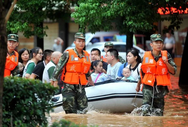 Chińscy Ratownicy Ewakuują Miejscowych Mieszkańców Wodach Zalew Ciężkim Deszczu Mieście — Zdjęcie stockowe