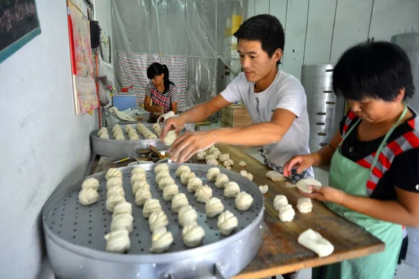 Jovem Casal Chinês Wang Wei Zhang Yin Fazem Pasta Para — Fotografia de Stock