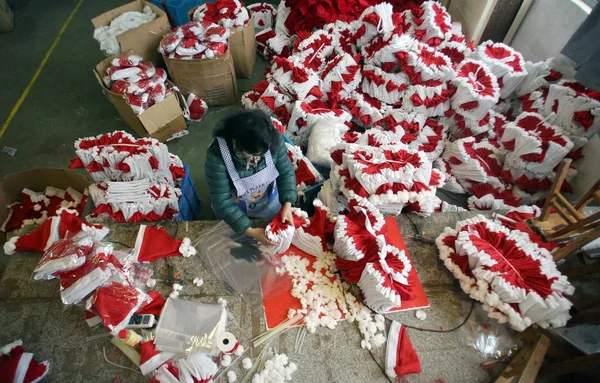 Una Trabajadora China Paquetes Sombreros Navidad Una Fábrica Ciudad Yiwu — Foto de Stock