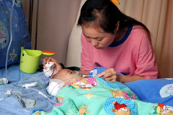 Madre Bambino Mesi Cui Stata Diagnosticata Una Grave Malattia Cerebrale — Foto Stock