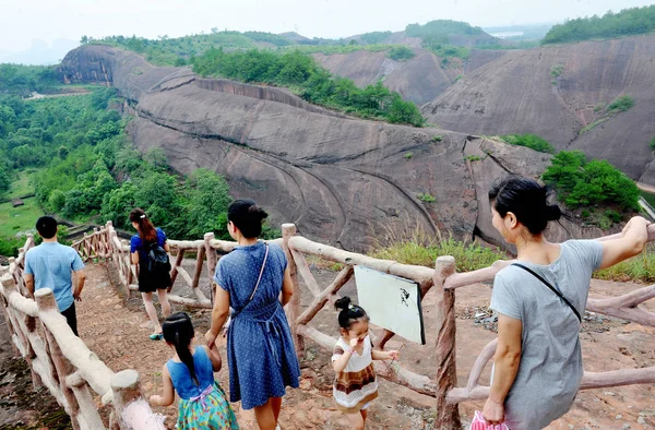 Turistas Visitam Maior Estátua Pedra Buda Reclinada Mundo Condado Yiyang — Fotografia de Stock