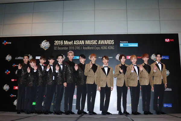 韓国の少年グループ のメンバー 2016 Mnet アジア音楽賞 中国での記者会見に出席 2016 — ストック写真