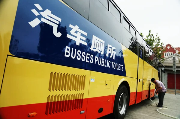 Een Chinese Werknemer Reinigt Een Bus Gemaakt Mobiele Toiletten Vijf — Stockfoto