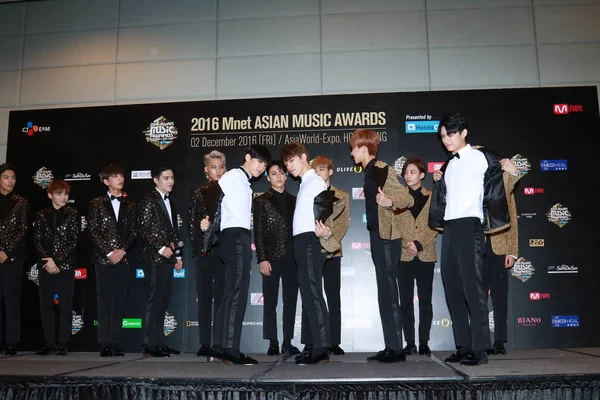 韓国の少年グループ のメンバー 2016 Mnet アジア音楽賞 中国での記者会見に出席 2016 — ストック写真
