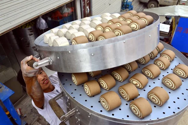 Chinês Wang Wei Move Pães Cozidos Vapor Também Conhecidos Como — Fotografia de Stock