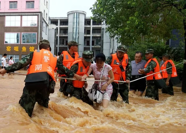 Китайские Спасатели Эвакуируют Местных Жителей Наводнение После Сильного Дождя Городе — стоковое фото