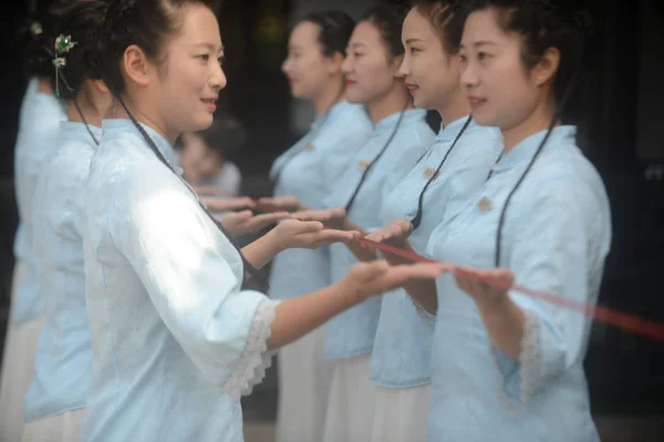 Женщины Гиды Китая Используют Канат Тренировки Приветственной Осанки Подготовиться Пику — стоковое фото