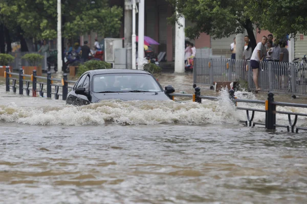 Car Drives Flooded Road Caused Heavy Rains Xianning City Central — Stock Photo, Image