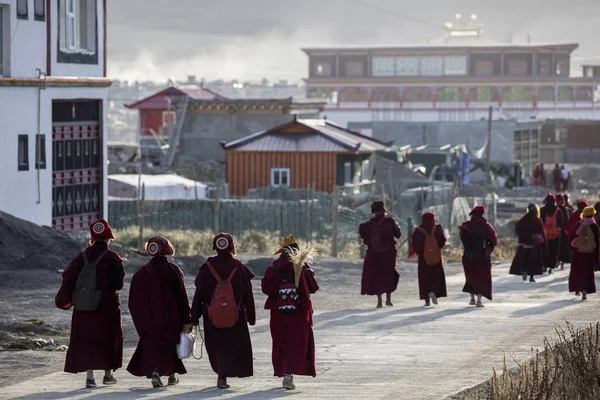 Budist Rahibeler Jemu Baiyu Ilçesinde Yaqing Tapınağı Garze Tibet Otonom — Stok fotoğraf
