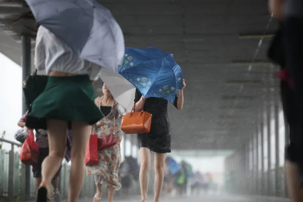 Los Viajeros Chinos Luchan Con Sus Paraguas Fuertes Lluvias Fuertes — Foto de Stock