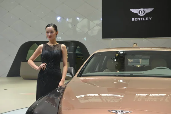 Modelo Posa Con Bentley Mulsanne Ewb Durante 14ª Exposición Internacional — Foto de Stock