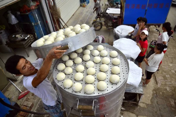 Homem Chinês Wang Wei Prepara Para Vapor Pasta Para Fazer — Fotografia de Stock