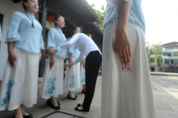 Guias Turísticas Chinesas Femininas Slender West Lake Usam Cartão Pôquer — Fotografia de Stock