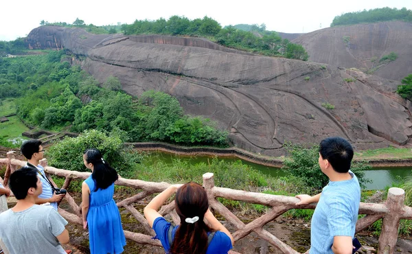 Turisté Navštěvují Největší Ležící Sochu Buddhovy Kamenné Sochy Okrese Yiyang — Stock fotografie