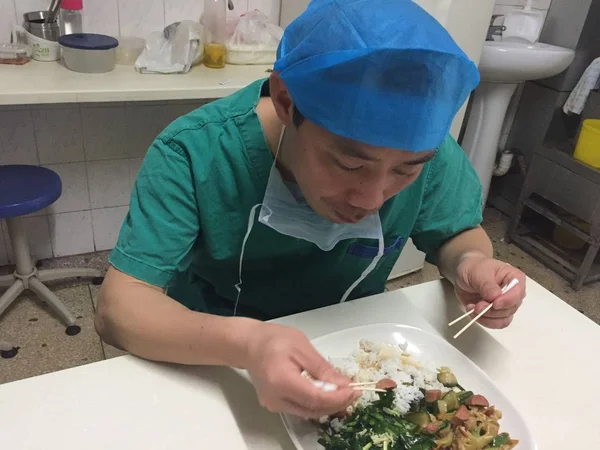ลยแพทย Zhou Jianbo นอาหารกลางว วยผ ายเป นตะเก ยบท โรงพยาบาลประชาชนจ งหว — ภาพถ่ายสต็อก