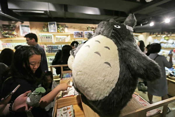 Fãs Chineses Compram Produtos Periféricos Uma Loja Franqueada Animação Japonesa — Fotografia de Stock