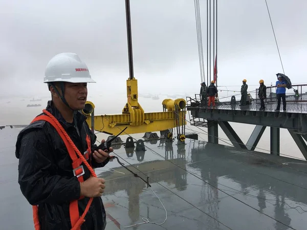 Trabajadores Chinos Trabajan Sitio Construcción Del Segundo Puente Del Lago — Foto de Stock
