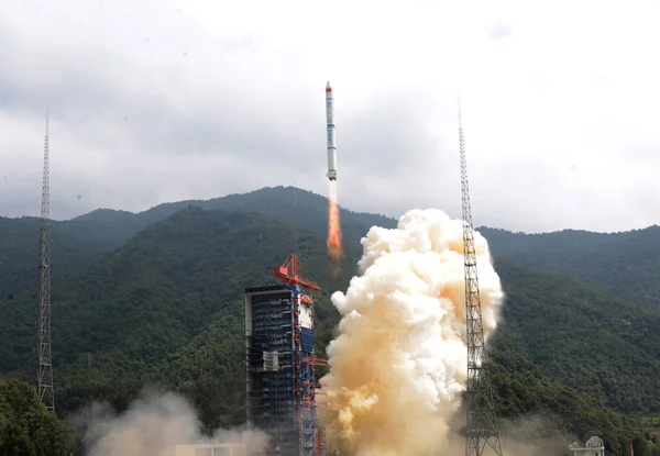 中国の3つのリモートセンシング衛星 Yaogan 衛星を搭載した長い3月2C のキャリアロケットは 中国の四川省西南部 Xichang 市の近くの Xichang 衛星打ち上げセンターで離陸し 9月29日2017 — ストック写真