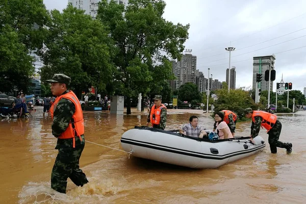 Chinese Rescuers Evacuate Local Residents Floodwater Heavy Rain Xianning City — Stock Photo, Image