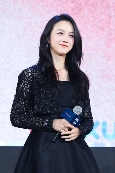 中国女演员唐伟出席2018年优酷 系列在中国上海举行的新闻发布会 2017年10月25日 — 图库照片