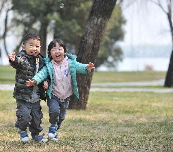 Молодая Девушка Играет Своим Старшим Братом Парке Пекине Китай Марта — стоковое фото