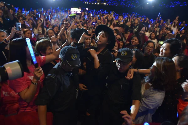 Cântărețul Sud Coreean Hwang Chi Yeul Interacționează Fanii Concertul Său — Fotografie, imagine de stoc