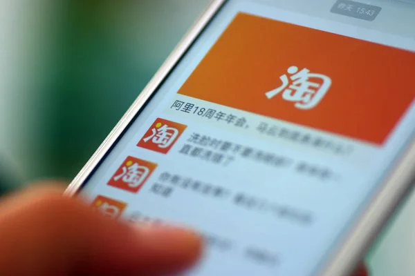 Ein Chinesischer Handynutzer Surft Mit Seinem Smartphone Die Online Shopping — Stockfoto