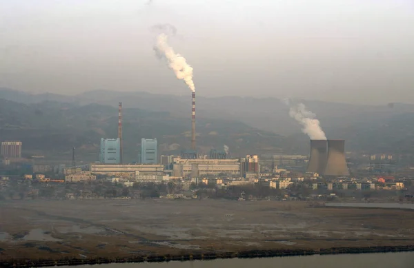 Dym Jest Odprowadzany Kominów Fabryce Ciężkich Smog Taiyuan Miasta Północnej — Zdjęcie stockowe