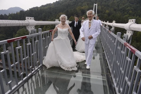 커플은 100 미터의 다리에 사진을 사이에 세워진 바닥의 다리에서 기념일을 — 스톡 사진