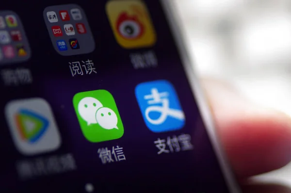 Ein Chinesischer Handynutzer Zeigt Die Symbole Der Messaging App Weixin — Stockfoto