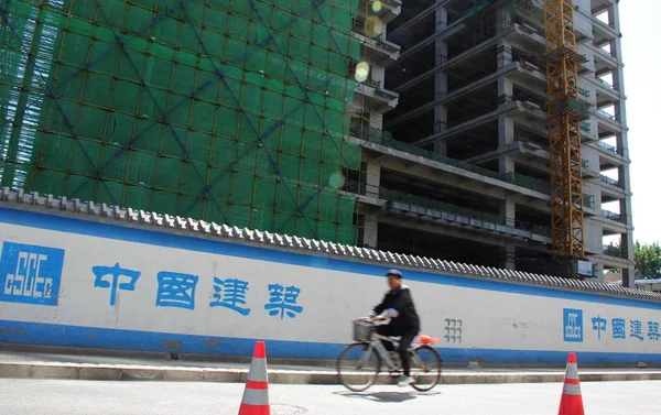 2011年4月27日 一名骑自行车者骑车经过中国上海Ccec 中国建筑工程总公司 的施工现场 — 图库照片