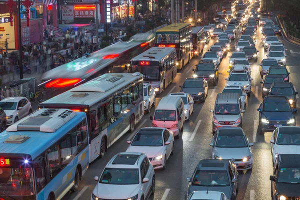 Masas Vehículos Mueven Lentamente Una Carretera Atasco Tráfico Durante Las — Foto de Stock