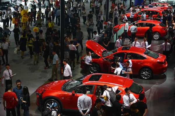 2016年11月19日 在中国南方广东省广州市举行的第14届中国 国际汽车展览会 2016年广州汽车展 人们参观了马自达的展台 — 图库照片
