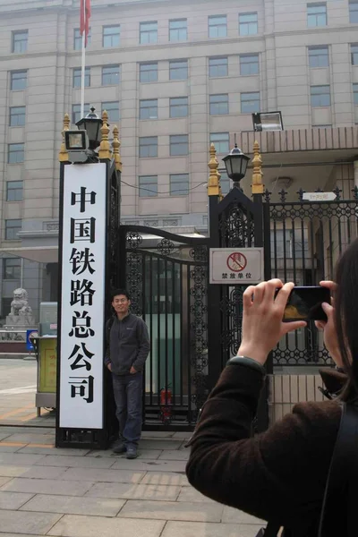Visitante Toma Fotos Puerta China Railway Corporation Anteriormente Ministerio Ferrocarriles — Foto de Stock