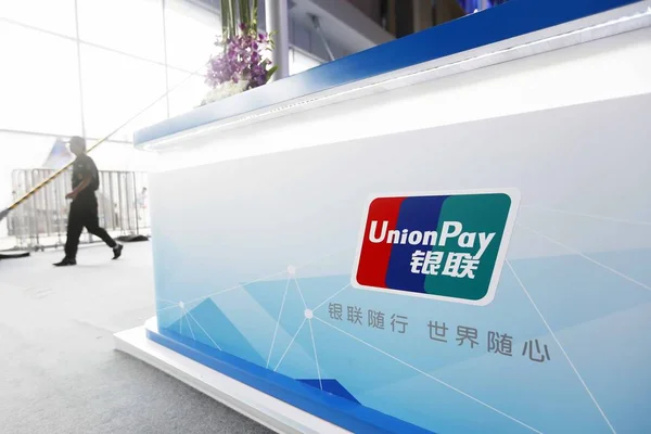 Посетитель Проходит Мимо Стенда China Unionpay Выставке Шанхае Китай Сентября — стоковое фото