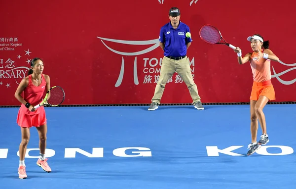 彼女と呂嘉の中国対抗オーストラリアのモニーク Adamczak とチャイニーズ タイペイのチャン会陳女子ダブルスの準決勝の試合で 2017 Wta 香港オープン テニスで香港 中国中のショットを返します — ストック写真