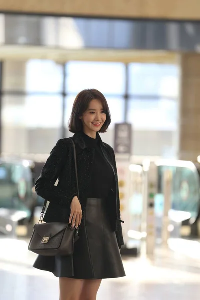 韩国流行乐队 女孩一代 的韩国歌手兼女演员 Lim Yoon Yoona 于2017年10月19日抵达韩国首尔仁川国际机场 — 图库照片