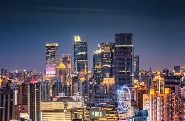 中国の背景にある高層ビルや摩天楼の豫園庭園の夜景 6月4日2017 — ストック写真