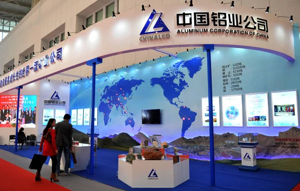 Látogatók Séta Múltban Stand Chinalco Alumínium Corporation Kína Anyavállalata Chalco — Stock Fotó