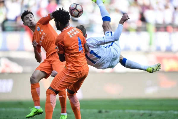 Futbolista Croata Nikica Jelavic Guizhou Hengfeng Zhicheng Derecha Patea Pelota — Foto de Stock