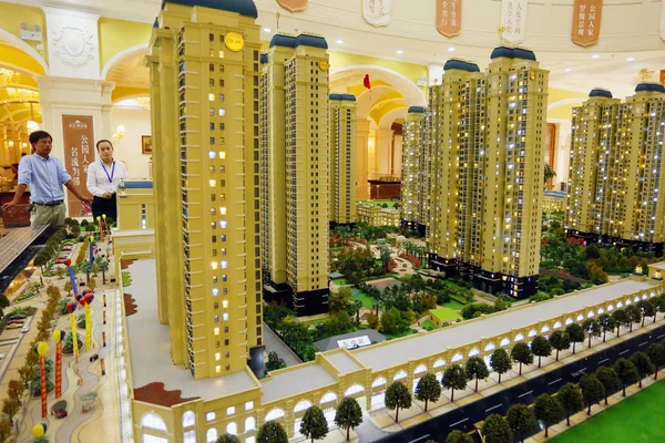 2017年9月26日 中国东部江苏省淮安市一家房地产的购房者查看了一个住宅物业项目的住房模型 — 图库照片